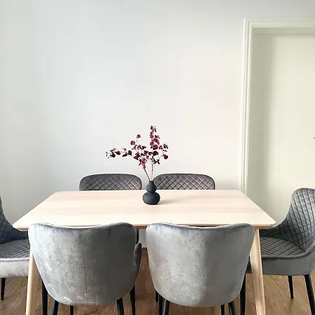 Super Spacious By River Apartment